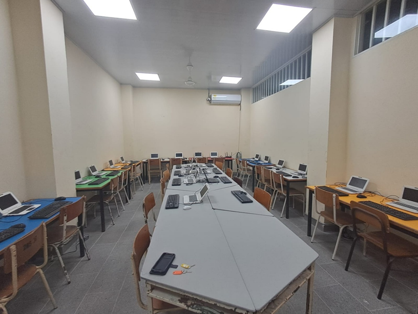 Sala de informática de primaria – después de la adecuación (2025): aula renovada, amplia y ordenada, con mesas dispuestas para trabajo colaborativo, equipos de cómputo portátiles y de escritorio organizados, adecuada iluminación y ventilación, diseñada para la atención de estudiantes de preescolar y grados primero a tercero.