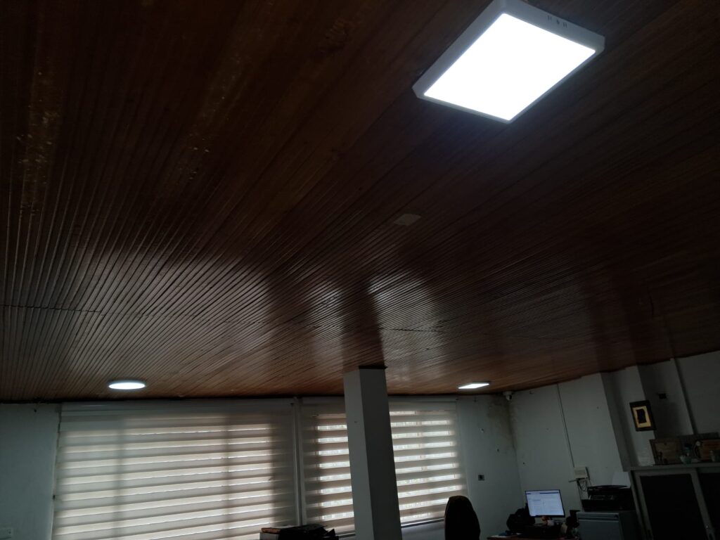 Imagen del techo en machimbre de pagaduría