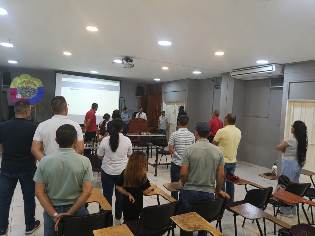 Participantes, organizadores y equipo logístico durante el acto protocolario de apertura de la fase interzonal de ajedrez entre Occidente y Puerto Boyacá, en el auditorio de la I.E. John F. Kennedy.