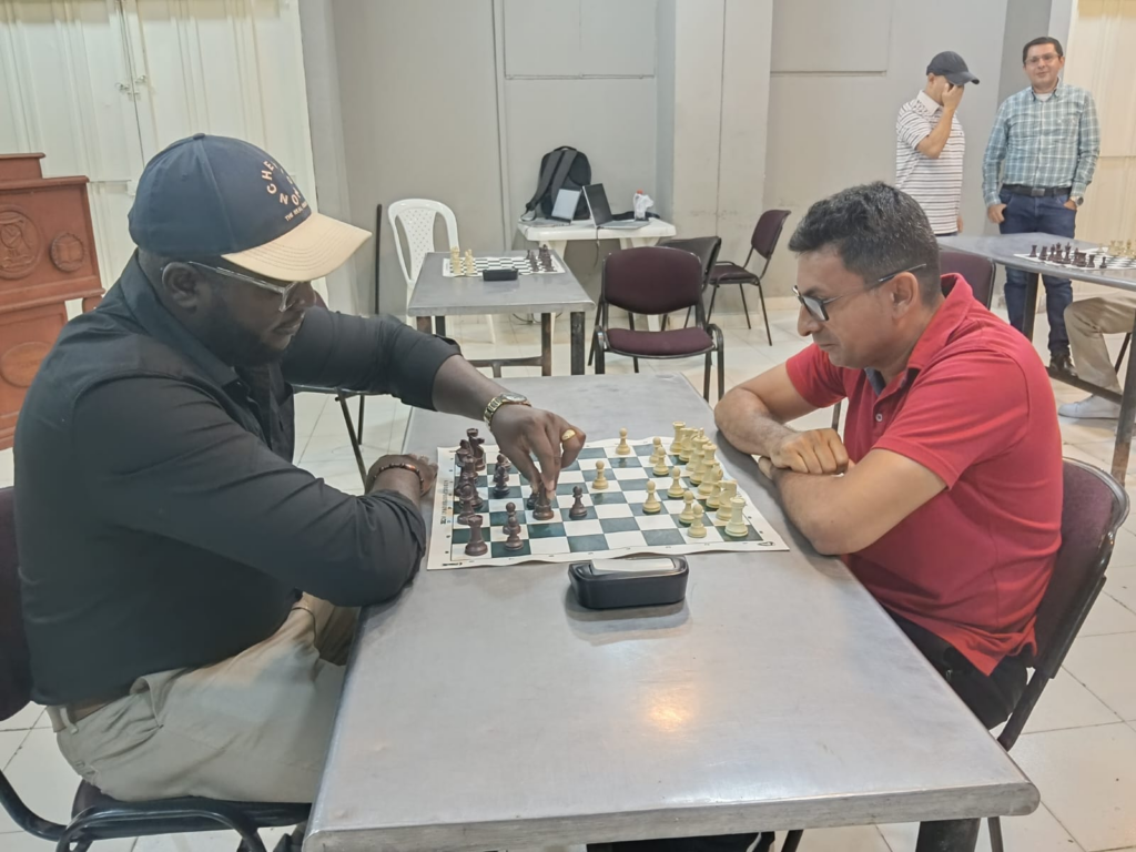 Ángel Gabriel Suárez Durán, con piezas negras, disputa una partida frente a Anny Jefferson Urrutia Mosquera durante la fase interzonal de ajedrez Occidente vs. Puerto Boyacá.
