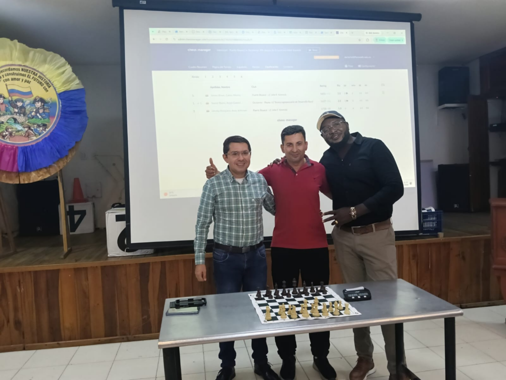 Carlos Alberto Jaimes Bravo, Ángel Gabriel Suárez Durán y Anny Jefferson Urrutia Mosquera posan juntos al finalizar la fase interzonal de ajedrez Occidente vs. Puerto Boyacá, frente a la clasificación proyectada en ChessManager.