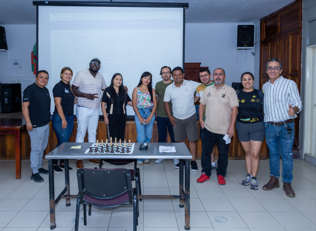 Grupo de docentes participantes, jueces y equipo organizador de la fase zonal de ajedrez de los XXI Juegos de la Confraternidad Docente en Puerto Boyacá, reunidos al finalizar la jornada.