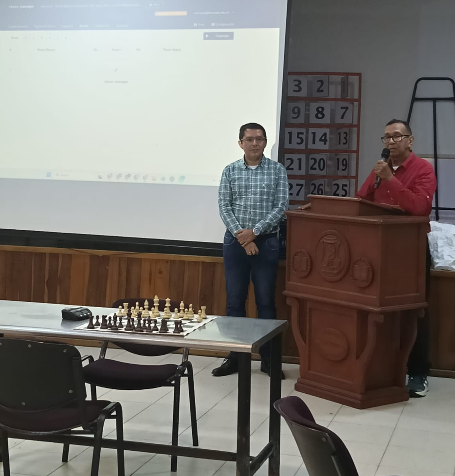 Deiser Pérez, juez principal de la fase interzonal, dirige unas palabras durante el cierre de la jornada, acompañado por Carlos Alberto Jaimes Bravo, rector de la I.E. John F. Kennedy.