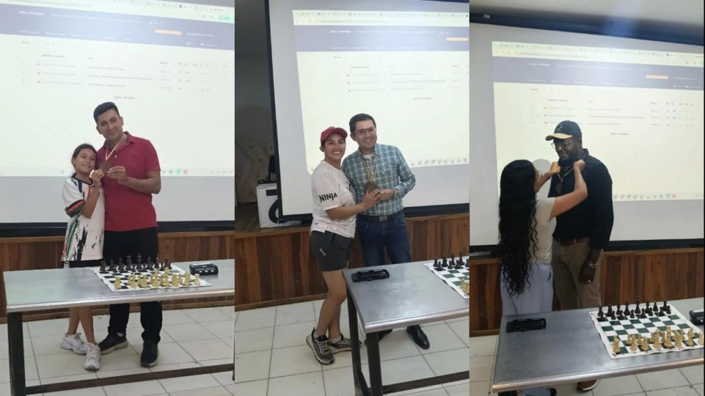 Ceremonia de premiación de la fase interzonal de ajedrez: Ángel Gabriel Suárez Durán recibe el reconocimiento al primer lugar acompañado por su hija Valentina Suárez Zúñiga; Carlos Alberto Jaimes Bravo recibe de manos de su esposa la medalla del segundo puesto; y Diana Milena Tocua Muñoz entrega a Anny Jefferson Urrutia Mosquera la medalla correspondiente al tercer lugar.