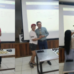 Ceremonia de premiación de la fase interzonal de ajedrez: Ángel Gabriel Suárez Durán recibe el reconocimiento al primer lugar acompañado por su hija Valentina Suárez Zúñiga; Carlos Alberto Jaimes Bravo recibe de manos de su esposa la medalla del segundo puesto; y Diana Milena Tocua Muñoz entrega a Anny Jefferson Urrutia Mosquera la medalla correspondiente al tercer lugar.