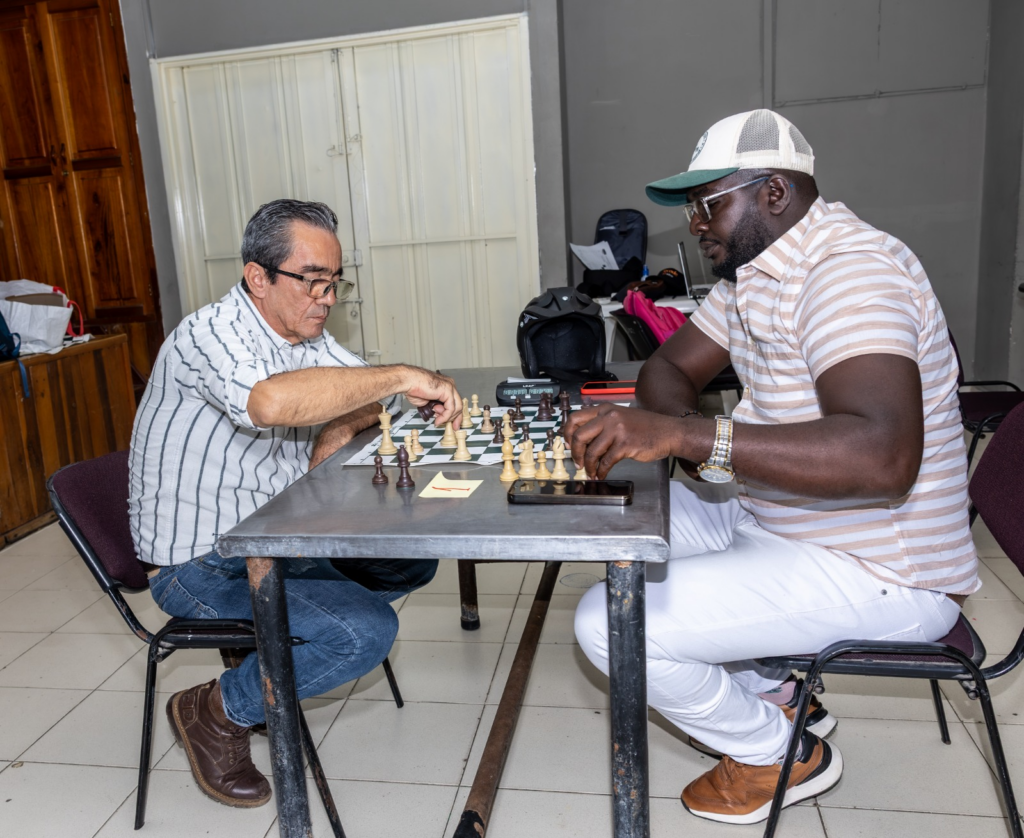 Anny Jefferson Urrutia Mosquera y José Badit Raad Echeveerry durante su partida en la fase zonal de ajedrez de Puerto Boyacá 2026, encuentro que resultó decisivo para la definición del segundo cupo clasificatorio.